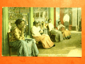 Native women selling lottery tickets, Panama city (pohled)