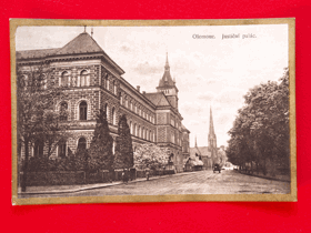 Olomouc - Justiční palác, auto, zlacený rámeček (pohled)