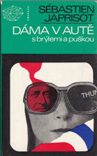 Dáma v autě s brýlemi a puškou