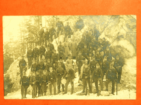 Skupinová fotografie vojáků (pohled)