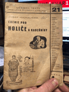 Chemie pro holiče a kadeřníky.