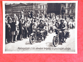 Vojenská tématika:Motocyklisté I. čsl. obrněné brigády na pražských ulicích (pohled)