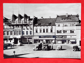 Mladá Boleslav, Staroměstské náměstí, hotel Věnec, auta (pohled)