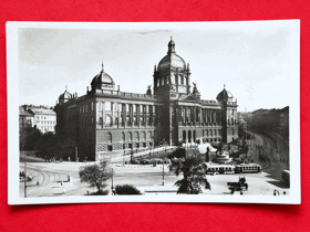 Praha - Národní muzeum, tramvaj, povoz (pohled)