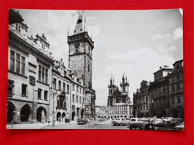 Praha - Staroměstská radnice a Týnský chrám, auto (pohled)