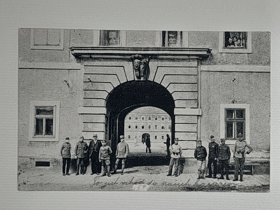 Josefov - Dělostrelecká kasárna - hlavní brána (pohled)