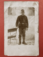 Voják se drží lavičky