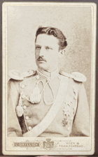 Portrét vojáka VÍDEŇ-ATELIER L.GRILLICH. KABINETNÍ FOTOGRAFIE-KABINETKA