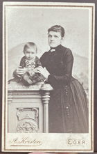 Matka se synem EGER-ATELIER A.KRISTEN. KABINETNÍ FOTOGRAFIE-KABINETKA