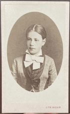 Marie V. Suez EGER-ATELIER J.TH.MEIER. KABINETNÍ FOTOGRAFIE-KABINETKA