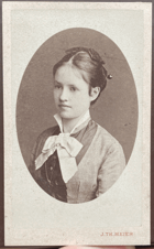 Fräulein V. Suez EGER-ATELIER J.TH.MEIER. KABINETNÍ FOTOGRAFIE-KABINETKA