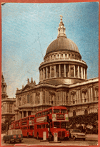 London - St. Paul's Cathedral. Patrový, dvoupodlažní autobus, double-decker bus