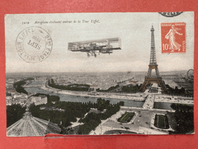 Aéroplane évoluant autour de la Tour Eiffel