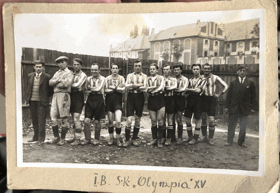 Orig.A6 fotografie Fotbal SK Olympia Máchův memorial vzadu jména hráčů