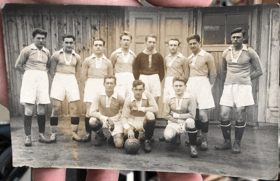 Orig.A6 fotografie Fotbal vzadu jména hráčů Foto ateliér Karel Resch, Praha XII, Sázavská ...