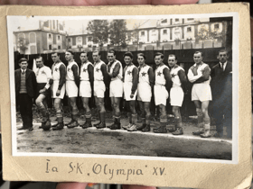 Orig.A6 fotografie Fotbal SK Olympia Máchův memorial vzadu jména hráčů